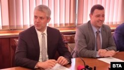 Кметът на Варна Благомир Коцев (вляво) и освободеният от поста си зам.-кмет Христо Рафаилов. Снимката е от април 2025 г.