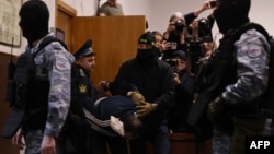 Një prej sulmuesve të dyshuar të sulmit në Moskë duke u futur në një gjykatë ruse më 24 mars. 