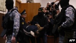 Presupușii atacatori de la Crocus City Hall din Moscova au fost plasați în arest preventiv de judecătorii ruși.