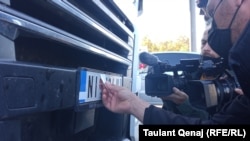 Prelepljivanje državnih simbola na kosovskim i srpskim registarskim tablicama