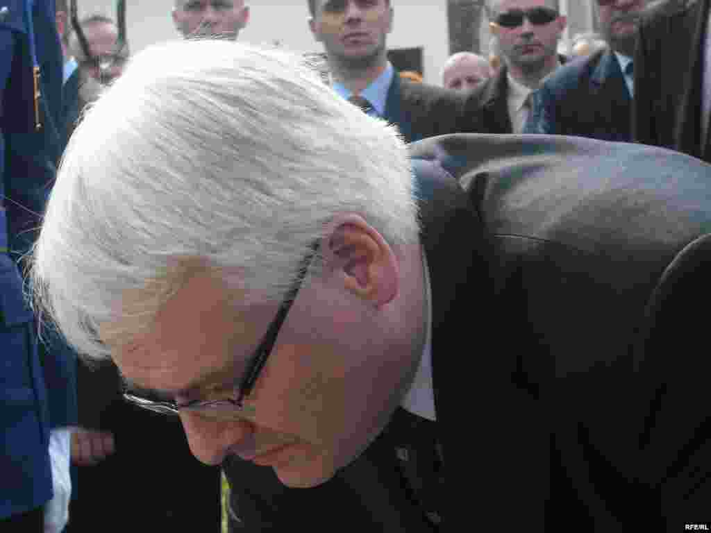 Predsjednik Hrvatske Ivo Josipović se u Ahmićima, selu u Srednjoj Bosni, gdje su snage Hrvatskog vijeća obrane u ratu ubile 116 Bošnjačkih civila, u dvorištu džamije kraj spomenika žrtvama poklonio i položio cvijeće