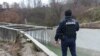 Një oficer i Policisë së Kosovës vështron kanalin e ujit të Ibër-Lepencit, në veri të vendit, ku një shpërthim të premten shkaktoi dëme, duke rrezikuar furnizimin me ujë dhe rrymë, 30 nëntor.
