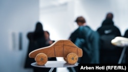 Drveni automobil izložen u Muzeju dece rata u Prištini.