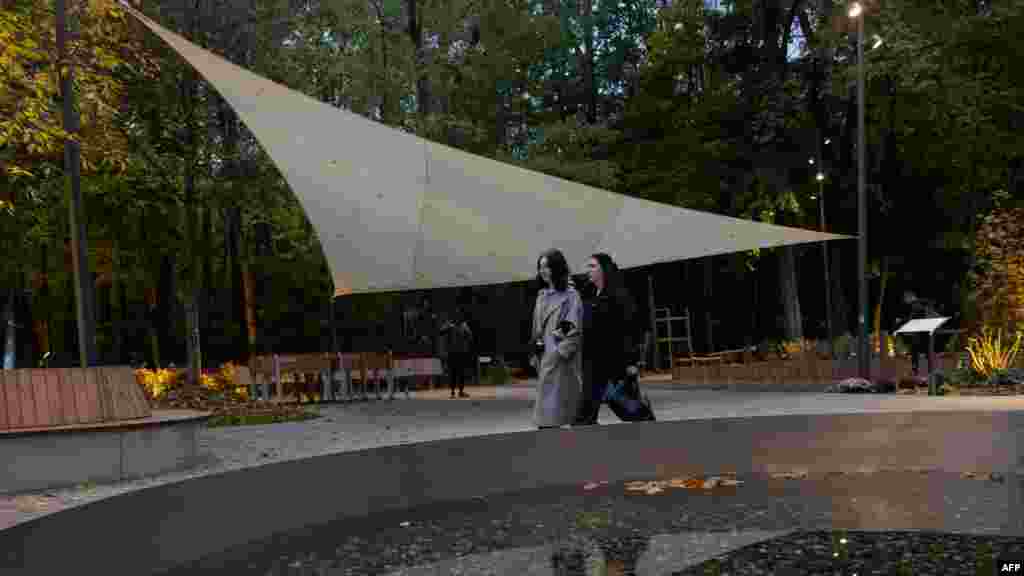 A kijevi Terápiás Kert a művész és világítási szakember Mikola Kabluka munkája 