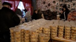 Ételt oszt a válság miatt nehéz helyzetbe kerülteknek egy budapesti étterem