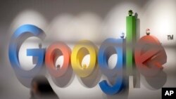 Googleov blog post u utorak, 12. marta navodi da implementira više funkcija, kao što su digitalni vodeni žig i oznake sadržaja za sadržaj koji je generisan umjetnom inteligencijom, kako bi se spriječilo masovno širenje dezinformacija.