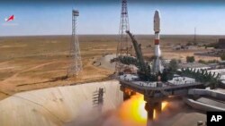 Një raketë ruse Soyuz ngrihet nga kozmodromi Baikonur në Kazakistan më 9 gusht, duke sjellë në orbitë një satelit iranian Khayyam.