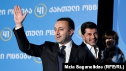 Premierul Irakli Garibașvili (stânga), președinte al partidului de guvernământ „Visul Georgian”, și fostul fotbalist Kaha Kaladze (dreapta) sărbătoresc câștigarea alegerilor locale, cu o miză uriașă pentru declanșarea sau nu a anticipatelor.