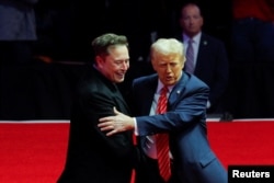 19 ianuarie 2025, președintele ales al Statelor Unite, Donald Trump, îl întâmpină pe Elon Musk, președinte CEO și proprietar al X, la mitingul de la Washington din pre-ziua învestirii.