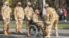 Militarii români care sunt răniți pe front primesc îngrijiri medicale în străinătate. România nu are un centru medical dedicat lor. Imagine de arhivă, de la repetiția pentru parada de 1 Decembrie.