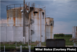 O gaură la un rezervor care conține țiței se poate observa cu ochiul liber într-un parc al Petrom de pe lângă Ciurești, județul Olt.