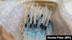 Shiringa me dozën e vaksinës Pfizer/BioNTech. Fotografi ilustruese. 