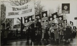Колонна родственников репрессированных на первомайской демонстрации в Перми, 1989 год