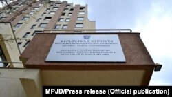 Tabla na ulazu u Ministarstvo spoljnih poslova Kosova