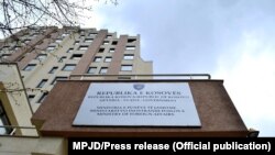 "Ministarstvo spoljnih poslova i dijaspore poziva građane Republike Kosovo da ne putuju u Ukrajinu i ukoliko se nalaze tamo da je što pre napuste", navodi se u saopštenju