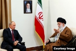 Președintele rus Vladimir Putin (stânga) se întâlnește cu liderul suprem iranian, ayatollahul Ali Khamenei, la Teheran, în noiembrie 2017.
