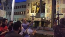 Собранието во боја, цитат пред Влада на протестите