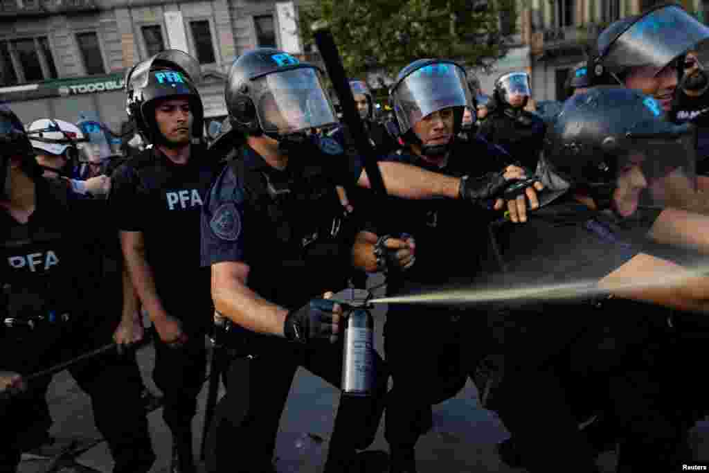 Buenos Aires belvárosában, a neoklasszikus stílusú Nemzeti Kongresszus épülete előtt minden szerdán tüntetők – nyugdíjasok és támogatóik – állnak szemben a rohamsisakos rendőrök sorával, kék-fehér argentin zászlókat és „Senki sem menekülhet egyedül” vagy „A következő idős ember te leszel” feliratú transzparensekkel