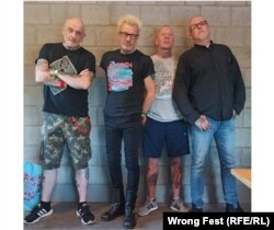 Прическите са различни, но стилът на групата остава непроменен.