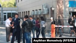 Люди около здания суда, где рассматривается дело о причастности полицейских к стрельбе в Жанаозене. Актау, 27 апреля 2012 года.