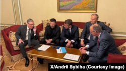 Volodimir Zelenszkij ukrán elnök és az európai vezetők Donald Trump amerikai elnökkel beszélnek telefonon a tűzszüneti javaslatról 2025. május 10-én