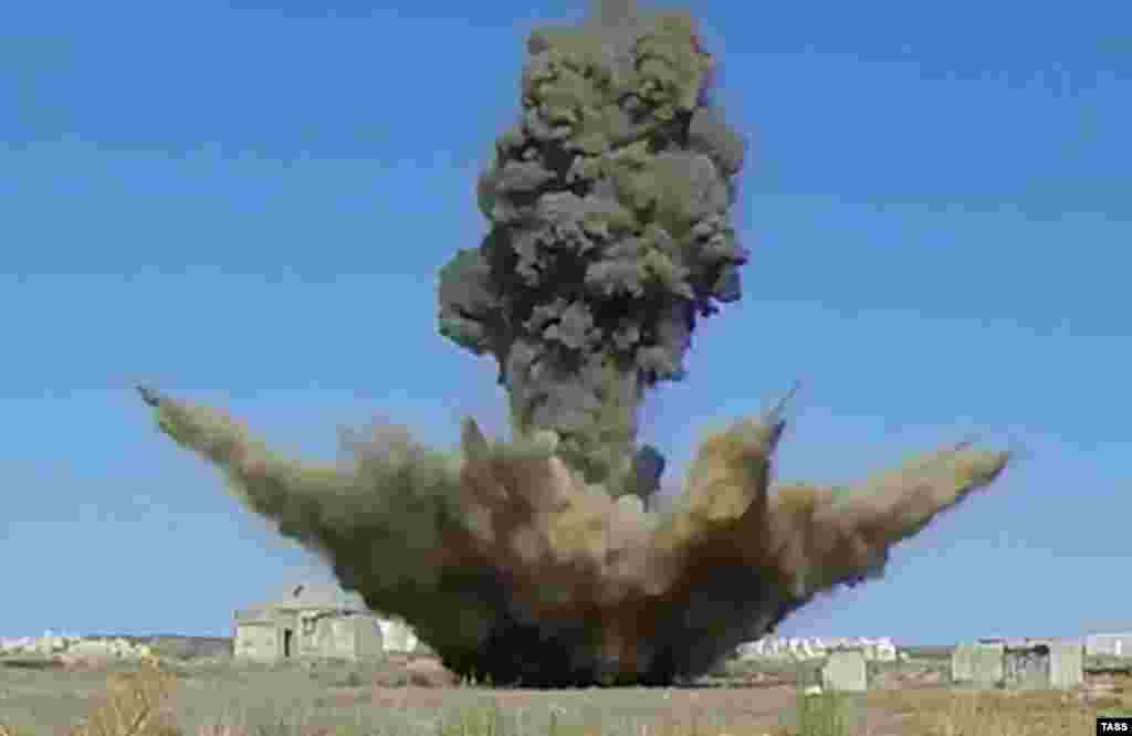 Ракета поражает &laquo;лагерь террористов&raquo; на казахстанском полигоне. Задача учений &laquo;Центр-2019&raquo; - нейтрализовать государство противника и не допустить распространения радикального исламизма &laquo;на территории соседних стран&raquo;.