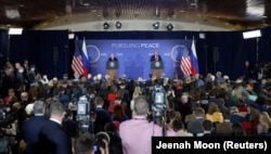 Donald Trump și Vladimir Putin, în fața presei după întâlnirea lor pentru a negocia încetarea războiului din Ucraina, la baza militară Elmendorf-Richardson din Anchorage, Alaska, SUA, 15 august 2025.