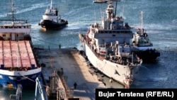 Italijanski brod koji je doveo prve migrante u Albaniju, u luci Šenđin.