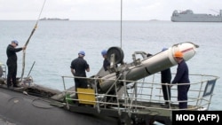 Американская ракета «Томагавк» при погрузке в Великобритании