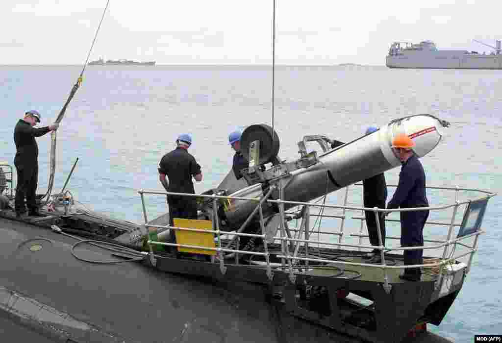 Президент США Дональд Трамп выражает растущее недовольство действиями Москвы из-за провала мирных переговоров. Сообщается, что обсуждение возможности поставок "Томагавков" недавно возобновилось на фоне попыток Белого дома заставить Кремль "прочувствовать боль" развязанной им войны.На фото - британские военнослужащие с ракетой "Томагавк" на военно-морской базе в Индийском океане в ноябре 2001 года.