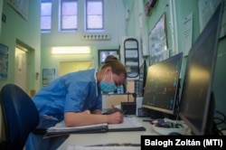 Védőfelszerelést viselő orvos adminisztrációs feladatot végez a koronavírussal fertőzött betegek fogadására kialakított intenzív osztályon a Szent László Kórházban 2021. április 12-én