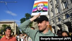 Mii de oameni au demonstrat luni la Budapesta împotriva noii legi care nu le-ar permite minorilor accesul la informații despre comunitatea LGBTIQ.