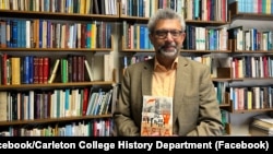 АҚШ-тағы Карлтон колледжінің тарих профессоры Адиб Халид. Фото колледждің тарих департаментінің Facebook-тегі парақшасынан алынды.