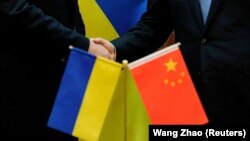 Flamuri ukrainas (majtas) dhe ai kinez.