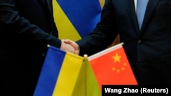 Ukrán és kínai zászlók az ukrán–kínai fórumon a Borisz Hrincsenko Kijevi Egyetemen 2020 júniusában