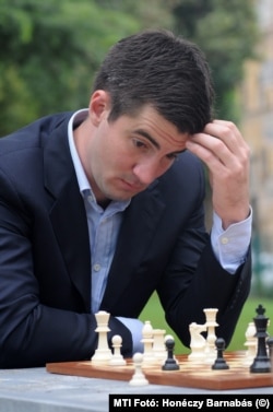 Kocsis Máté, Józsefváros akkori polgármestere sakkozik a megújult Teleki tér avatásán 2014-ben