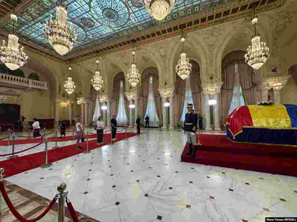 Președintele Nicușor Dan a lipsit la ceremonia de rămas bun din Sala Unirii și la slujba de la Biserica Cotroceni. El nu a participat nici la evenimentele din prima zi desfășurate în cadrul funeraliilor, deși se afla la Cotroceni.Șeful statului a preferat să transmită un mesaj: „Istoria îl va judeca pe Ion Iliescu, personajul central al tranziției anilor ‘90. Este obligația noastră să lămurim marile dosare ale epocii, pentru a merge asumat mai departe. Dumnezeu să-l ierte!”.