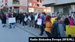 Архивска фотографија од протестот поради „Јавна соба“ пред Министерството за внатрешни работи