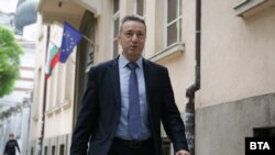 Янаки Стоилов пристига за първото си заседание на ВСС като служебен правосъден министър