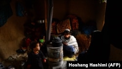 په هرات کې یو سړی او ماشوم بخارۍ ته ناست دي - پخوانی انځور.