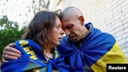Ukrajinski ratni zarobljenik grli svoju suprugu nakon što je oslobođen u razmjeni, 23. maja 2025.