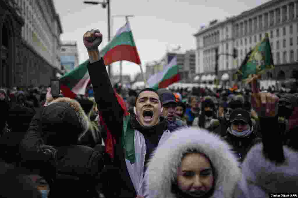 БУГАРИЈА - Бугарскиот службен министер за надворешни работи Светлан Стоев во интервју за софискиот весник 24 часа рече дека во последните два месеца инвестирале сериозно време и напори во разговорите со Северна Македонија, но нагласи дека резолуцијата на македонското собрание го стеснува полето на можности за компромис.