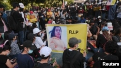 Demonstranti odaju počast Mya Thwate Thwate Khaing, koja je u petak preminula u bolnici u Yangonu, Mjanmar, 20. februara 2021.