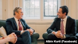 Kosovski premijer Albin Kurti (desno) i premijer Ujedinjenog Kraljevstva Kir Starmer (levo) tokom sastanka u novembru 2022. godine, kada je Starmer bio samo lider Laburističke partije, pre nego što je postao premijer.