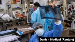 د نوي ډیلي د روغتون یو ډاکټر روهان اګروال د کورونا د یو ناروغ اېکسری ګوري