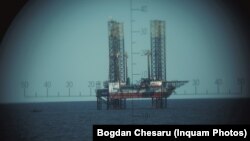 Platforma „Gloria", inaugurată în 1976, a fost prima platformă de foraj marin din România. OMV Petrom a finalizat aducerea ei la țărm în noiembrie 2019. Este și prima platformă marină retrasă din producţie în România. (Fotografie din timpul unui exercițiu militar din 2015)