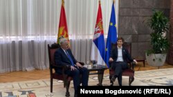 "Vreme je da zaboravimo što je bilo i da tražimo mesta koja nas spajaju", rekao je premijer Crne Gore Zdravko Krivokapić nakon sastanka sa predsednicom Vlade Srbije Anom Brnabić u Beogradu, 3. novembar 2021.