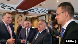 (S lijeva na desno) Dodik (tadašnji član Predsjedništva BiH), Radovan Višković (predsjednik Vlade Republike Srpske), mađarski premijer Viktor Orban i šef diplomatije Mađarske Peter Sijarto, u Laktašima blizu Banjaluke, 6. novembar 2021.