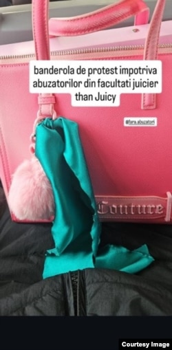 Banderolele turcoaz sunt simbolul mișcării Fără abuzatori în Universități.