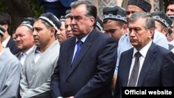 Президент Таджикистана Эмомали Рахмон и Шавкат Мирзияев, в бытность премьер-министром Узбекистана, на похоронах Ислама Каримова. 